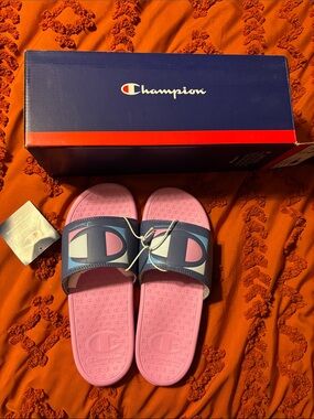 NWT! Women’s Champion Slides Size 9